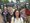 Ein Selfie einer Gruppe von Menschen vor dem Eingangsbogen der Bavaria Filmstadt. Eine Frau im Vordergrund hält die Kamera, während die anderen Personen lächelnd und posierend im Hintergrund stehen.