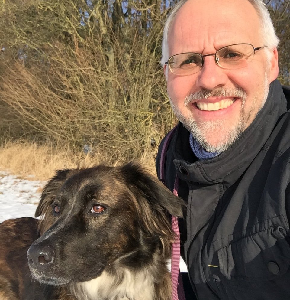 Michael Strotmann mit einem schwarzen Hund